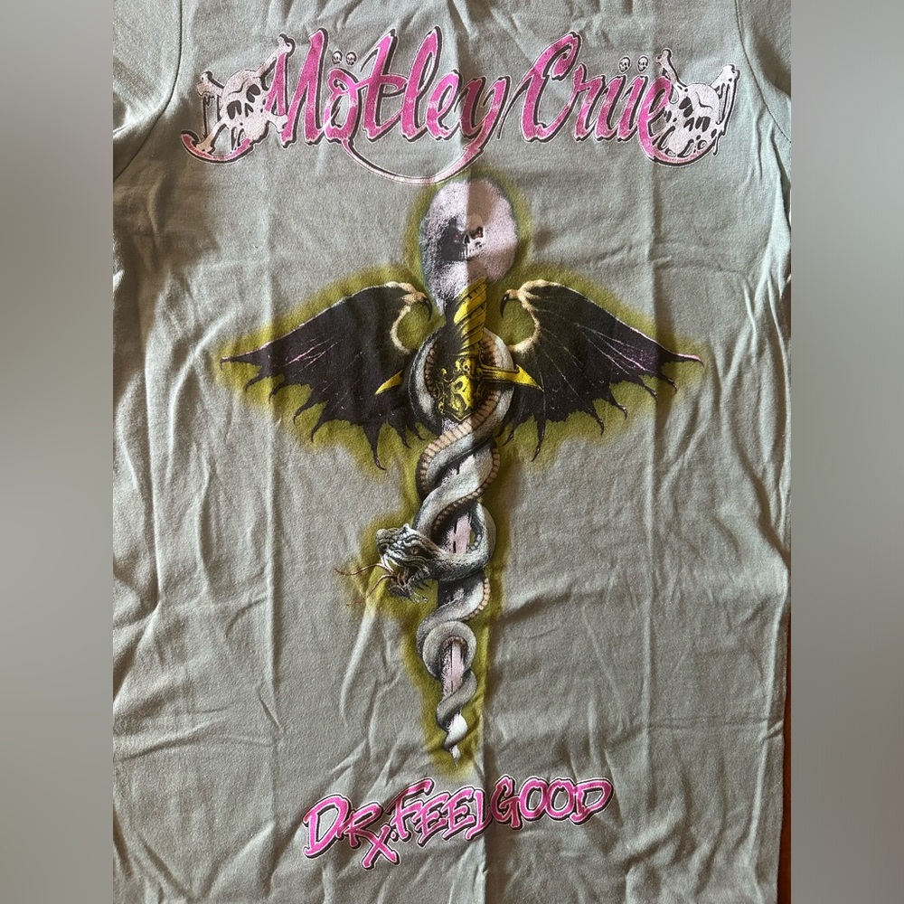 🆕 NWT Motley Crüe Dr. Feelgood T-shirt size small Hot Topic 🎸 - Picture 4 of 7